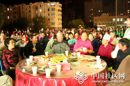 聯(lián)歡現(xiàn)場 三百余位居民齊聚一堂1_副本.jpg